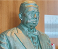 設立者：故山崎長年 銅像